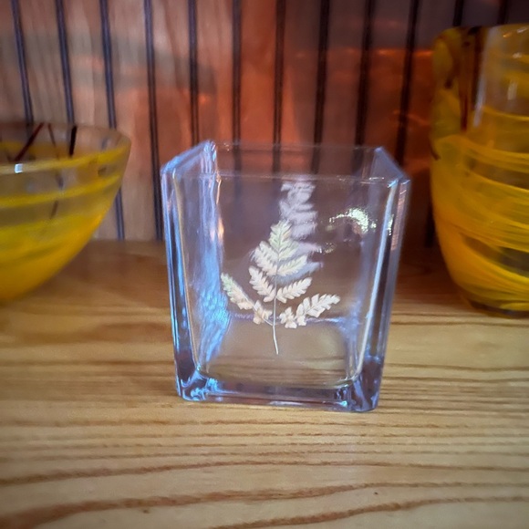 Clear Glass Vase with Fern Design - Picture 1 of 9